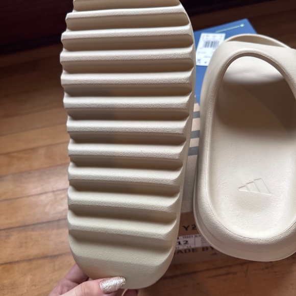 Yeezy/Bone/Size 12M New with box main image 4